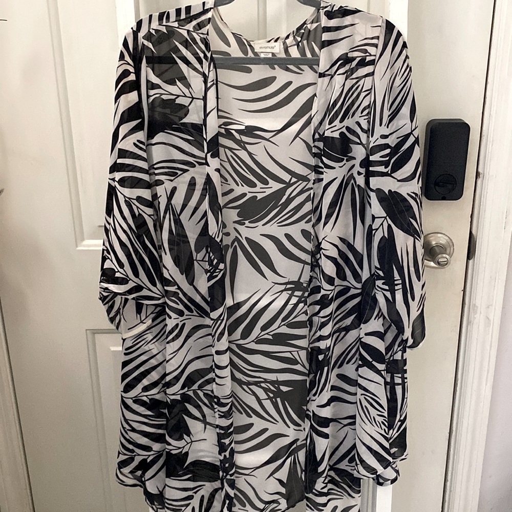 Avenue black & white shaw size: 22/24